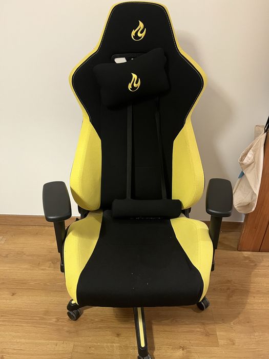 Cadeira gaming preta e amarela da Nitro