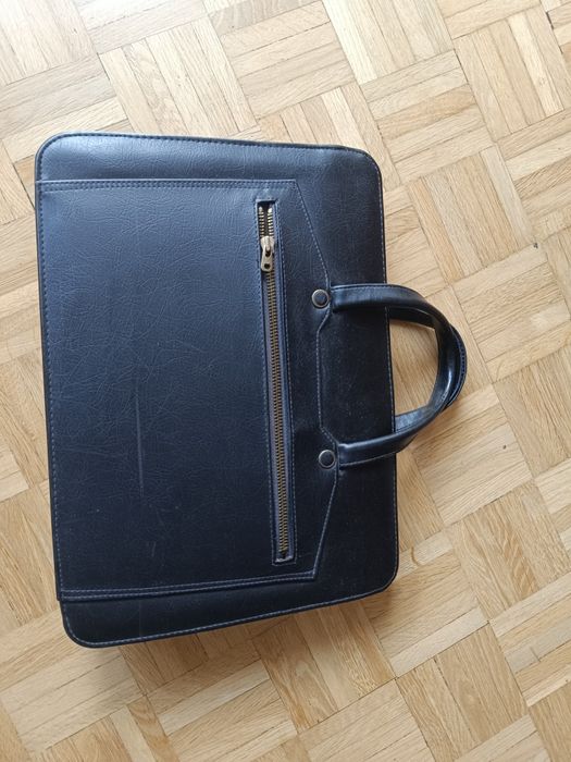 Pojemna czarna aktówka