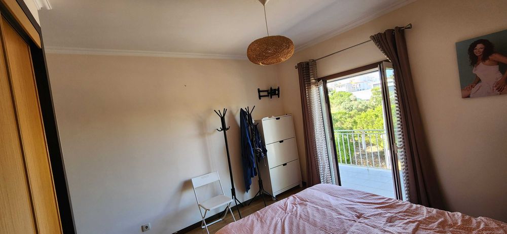 T3 último andar | 121 m² + quase 90 m² de espaços exteriores e anexos | Garagem dupla | Terraço privativo | Perto de Ferragudo