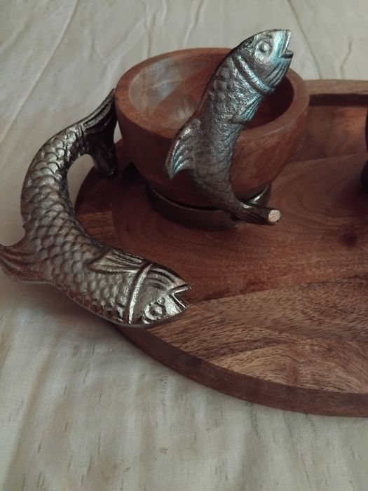 Tabuleiro com tacas em madeira com peixes  sushi