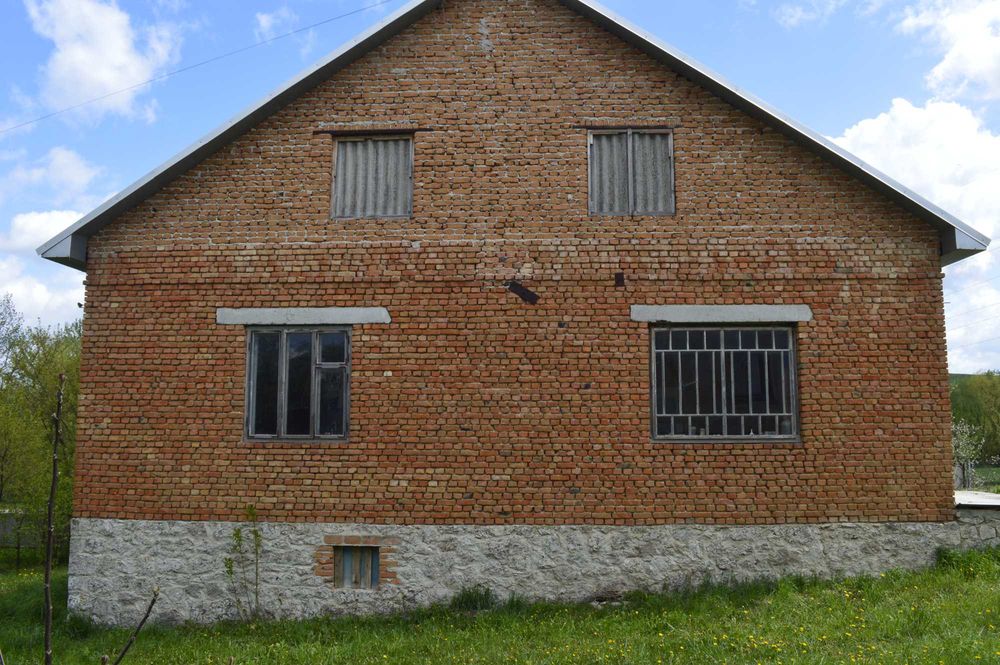 Продаж будинку 35км від Тернополя з гаражем, садом і ділянкою на 25стк