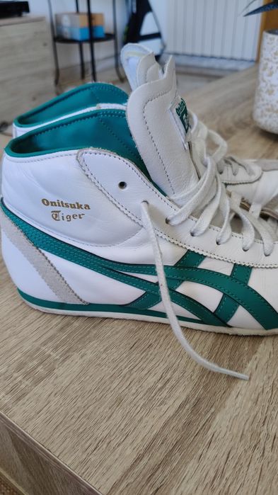 Asics mid-runner