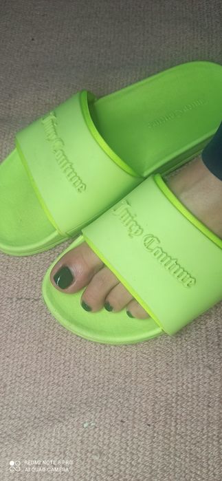 Neonowe, mięciutkie klapki Juicy  Couture  jak nowe