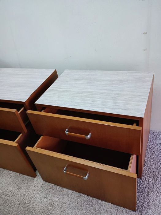 Par de mesinhas de cabeceira / camiseiro, medidas:60/42cm/50cm altura.