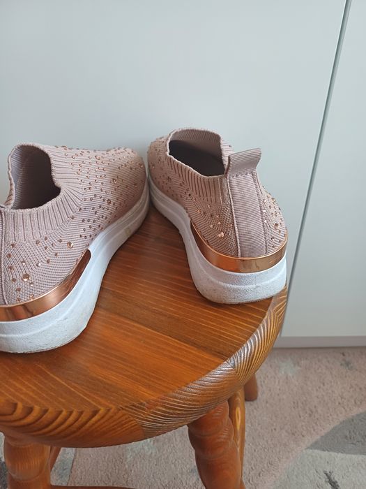 Sprzedam buty sportowe dla dziewczynki  siateczki