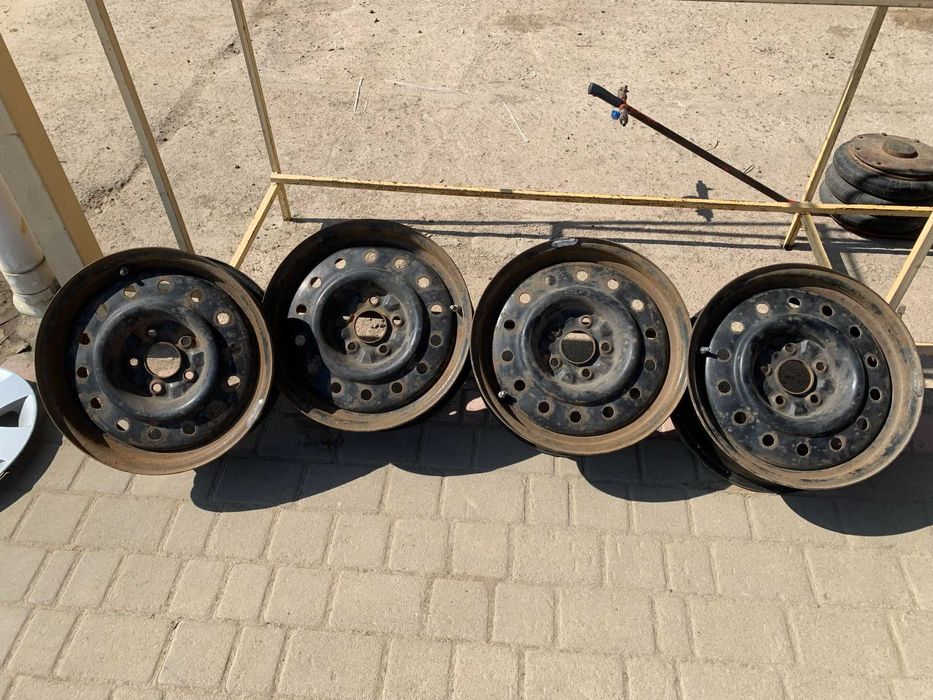 Диски  R16, 5x114,3, ET 40, DIA 66,1 з оригінальними ковпаками Nissan