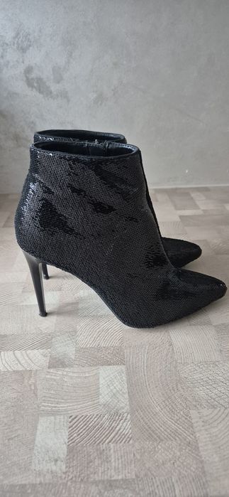 Błyszczące botki New Look rozm. 37
