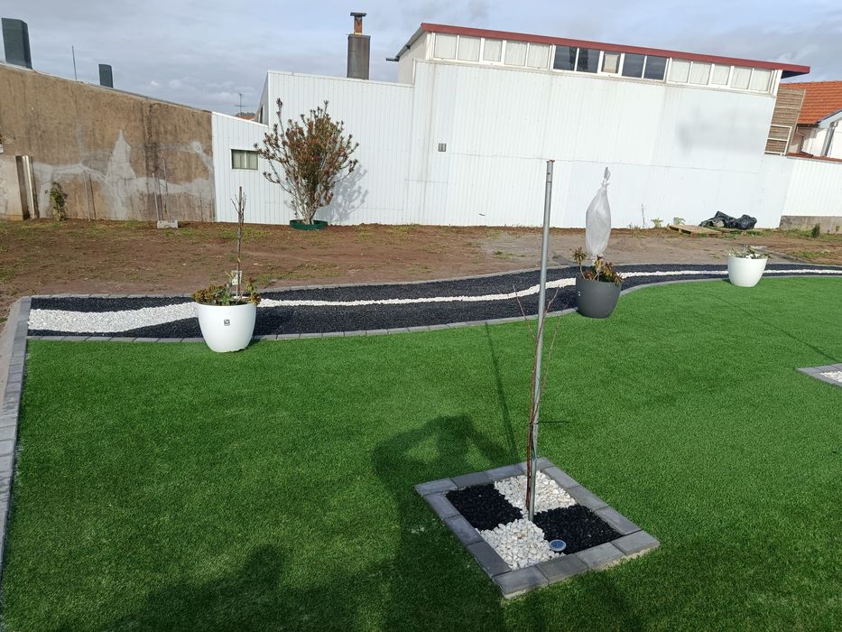 Relva sintética artificial e Relva Natural