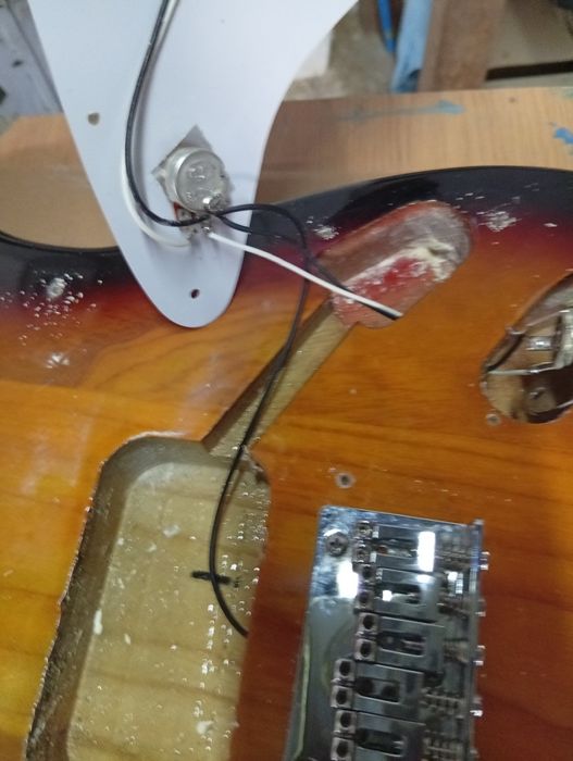 Compro guitarras elétricas operacionais ou danificadas.