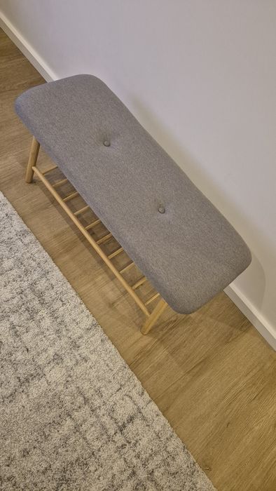 Banco com assento em tecido