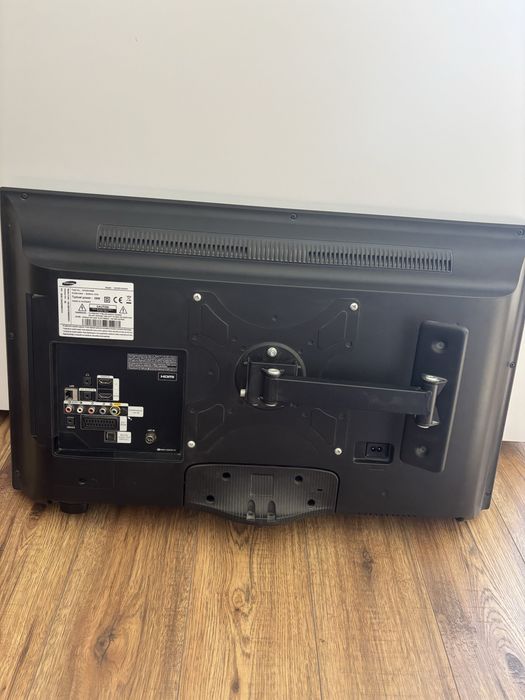 Telewizor Samsung 32”, full HD, HDMI + wieszak