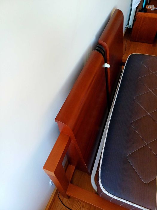 Cama moderna em madeira maciça