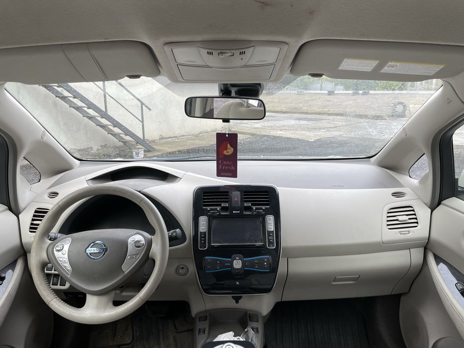 Nisan Leaf повністю на ходу 6 поділок