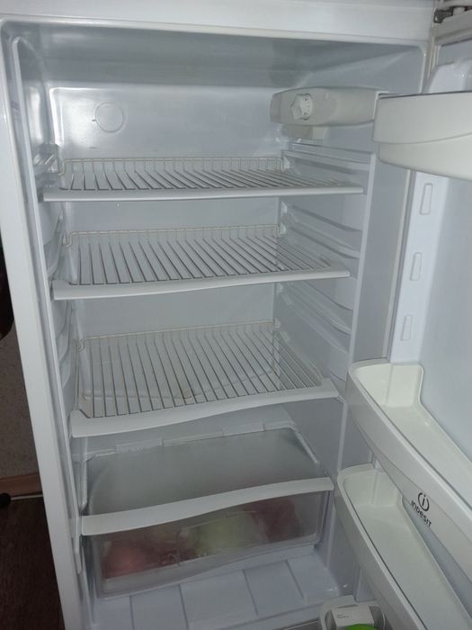 Продам холодильник Indesit