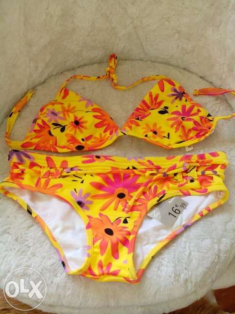 Biquíni e bandoletes. Já só tenho a bandolete dourada