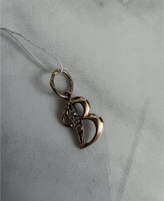 Золота підвіска літера В з сваровськими