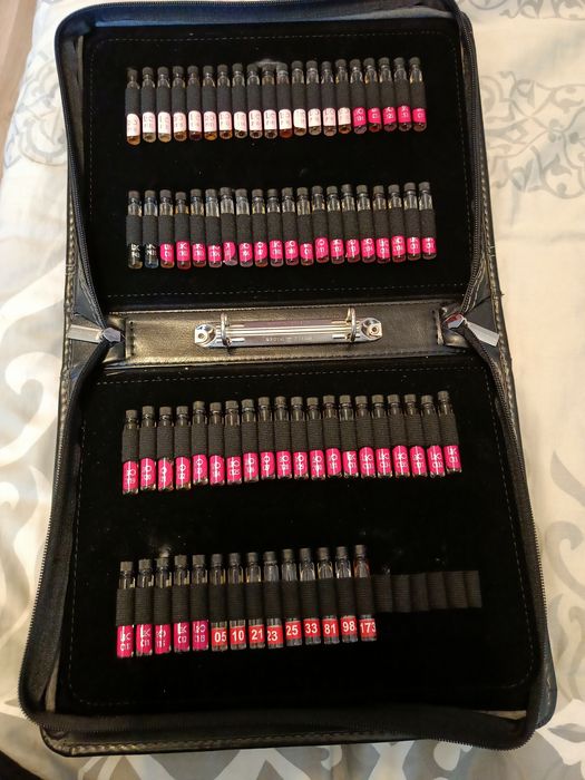 Próbki perfum wraz z etui.