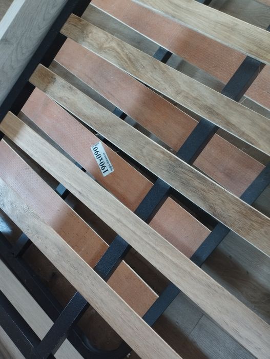 Cama solteiro como nova com  um segundo estrado