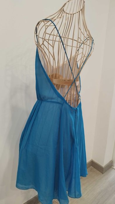 Vestido curto azul com alças a cruzar nas costas