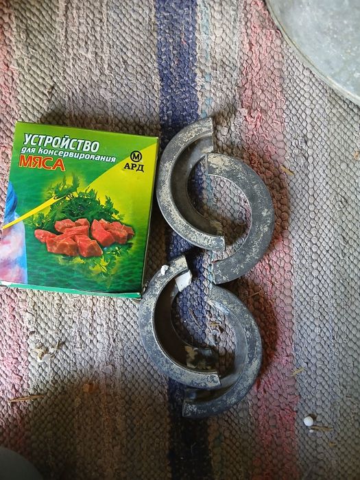 Форма для випікання хліба. Зажими для банок.