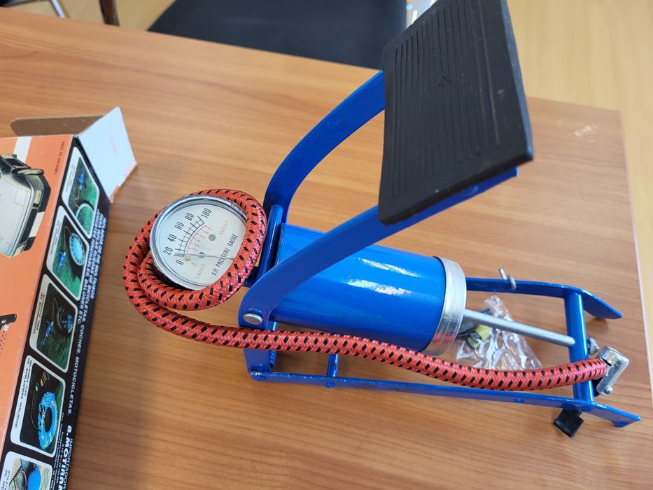 Bomba de pé com manómetro