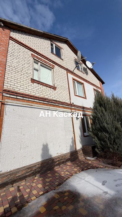 Продам дом кирпичный из 2х этажей.ХТЗ.