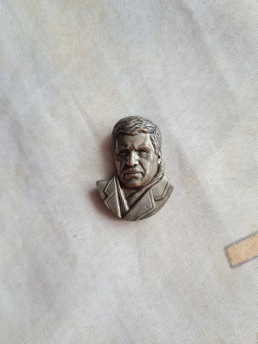Бронзовые значки Дали, Довлатов, Есенин, Бродский