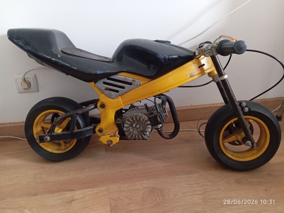 Mini moto usada e a precisar de manutenção.