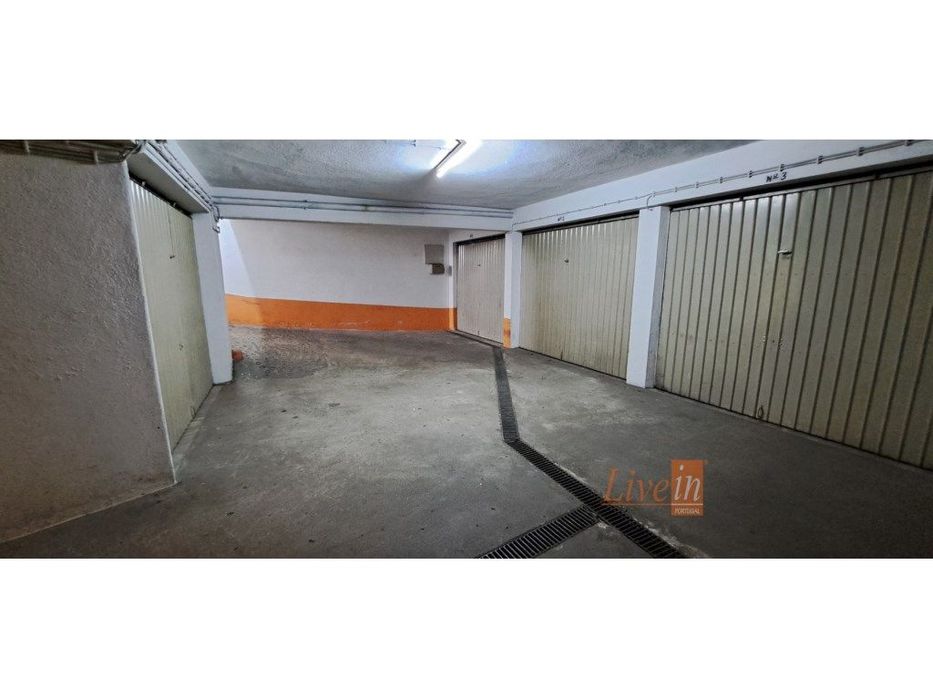 Garagem (BOX) com 18 m2 em Mem Martins