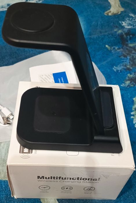 Bezprzewodowa ładowarka 4w1 z zegarem.