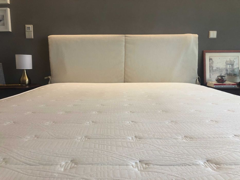 Cama de casal e colchão com arrumação