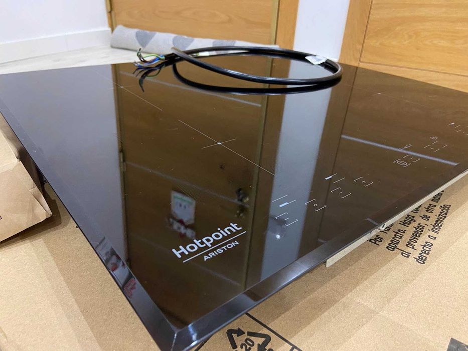 Placa de indução HotPoint Ariston KID 640 B (avariada)