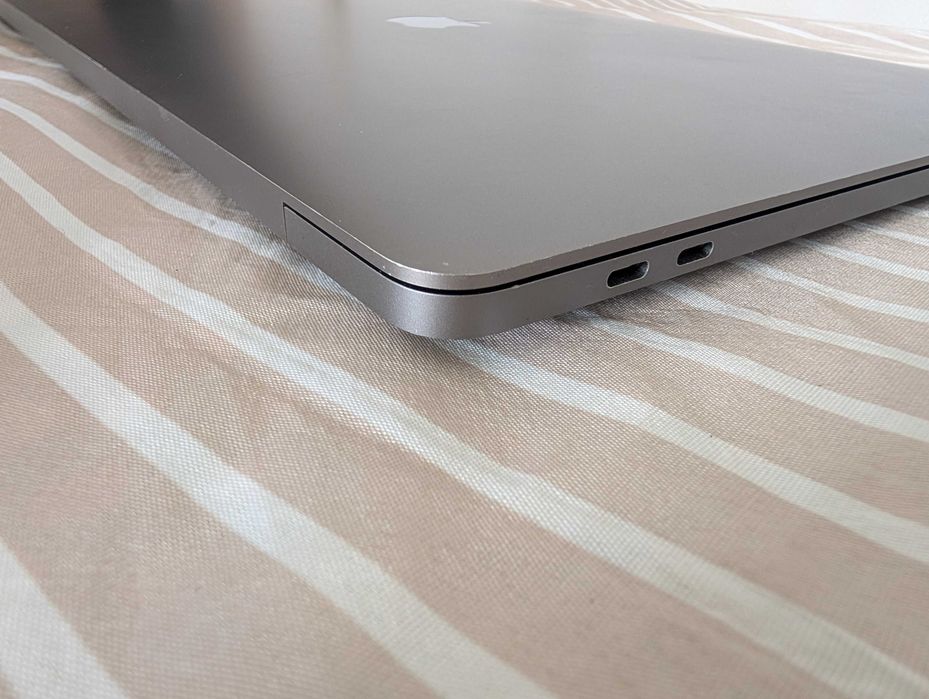 MacBook Pro 16" 2019 / 2.6GHz i7 / 32Gb RAM / 512Gb SSD / English Keyboard