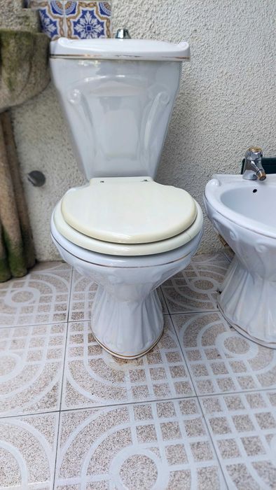 Conjunto de casa de banho (sanita, autoclismo, bidé e base de duche)