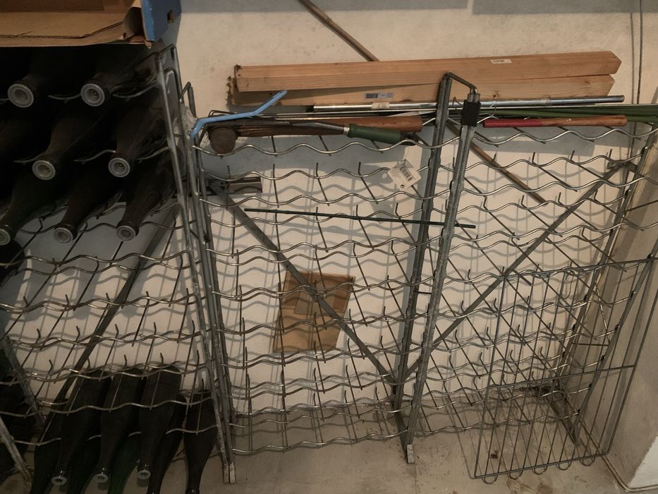 Garrafeira metalica capacidade 450 garrafas