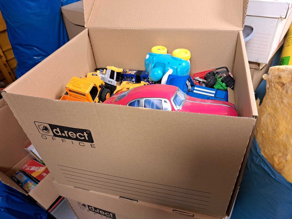 Pudło z zabawkami samochodziki. Tanio!!