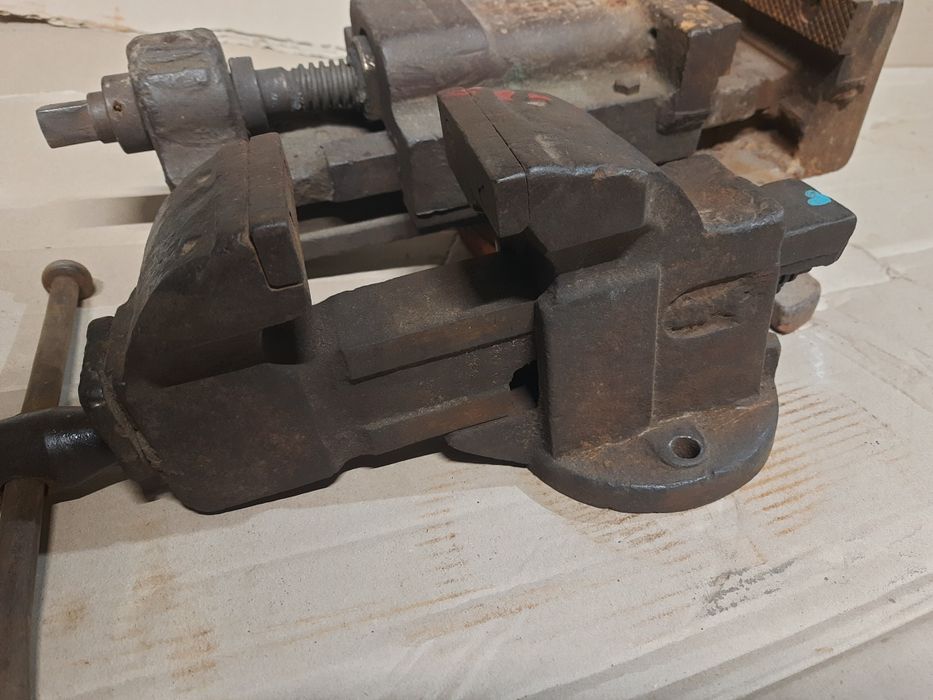 Тиски слесарные 90мм,разбег 120мм.