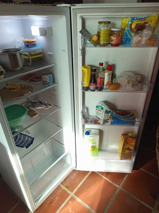 Vendo frigorífico semi novo com garantia 6 meses de uso