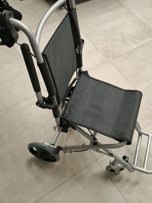 Cadeira de rodas para uso  interior