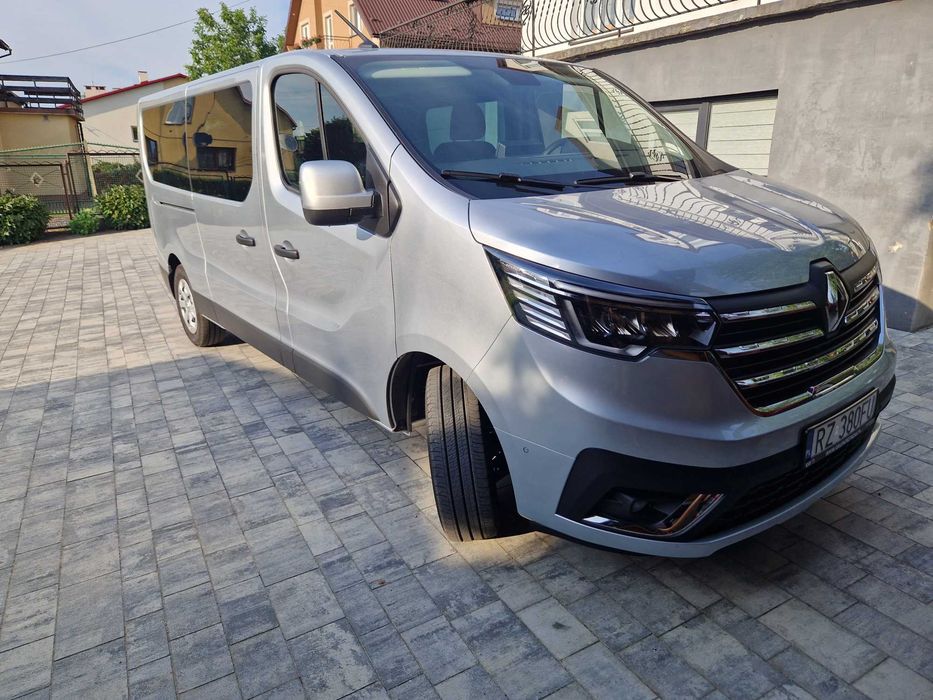 Wynajem busa Renault Trafic 9-osobowego. Wynajem busów i lawet