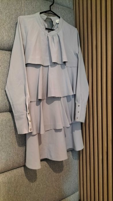 Szara sukienka falbany 40