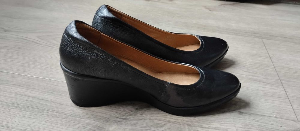 Buty czarne na koturnie