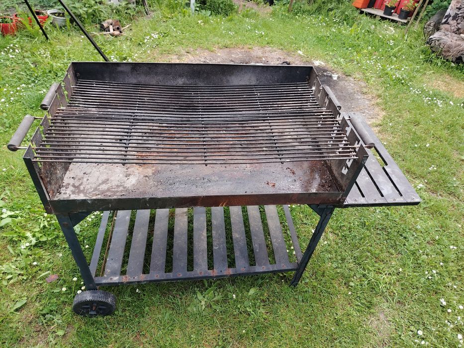 Duży grill ogrodowy