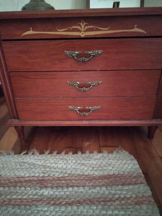 Móvel pequeno com 3 gavetas