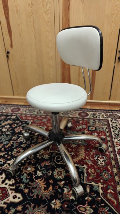 Krzesło obrotowe z oparciem  białe, na kółkach, regulowana wysokość