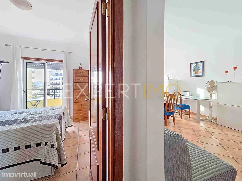 Apartamento T1 a 300m da Praia da Rocha com garagem e piscina