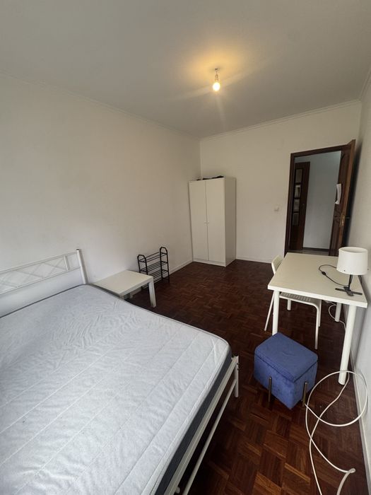 Quarto espaçoso Cacem