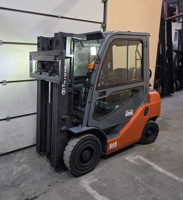 Навантажувач вилковий, газовий 2.5 тонни,
Toyota 02-8FGF25
