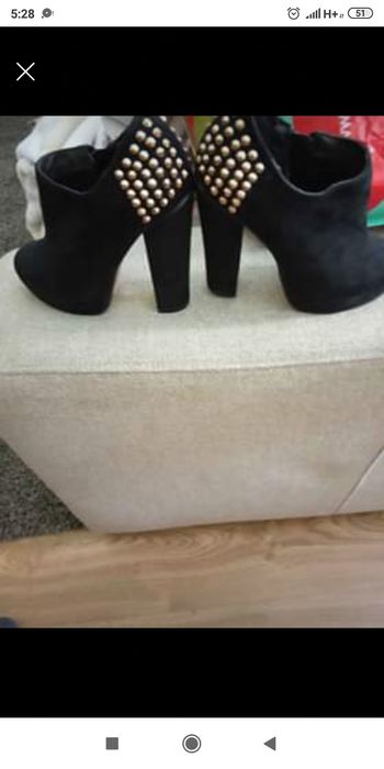 Botins pretos com tachas