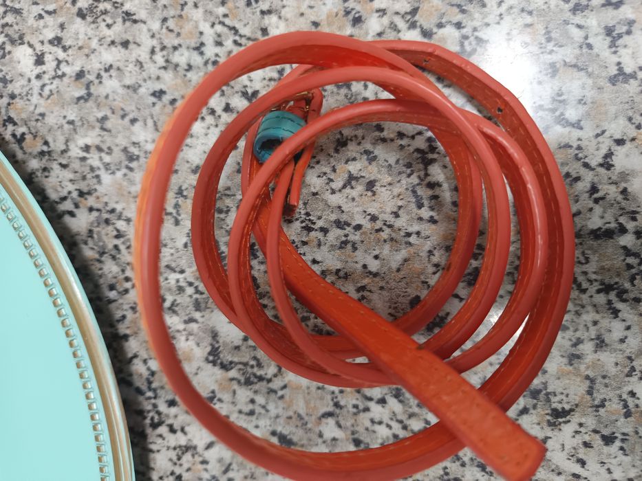 Vendo cintos laranja e azul para mulher bom estado